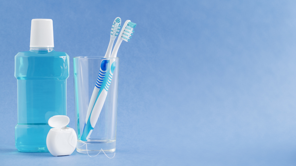 Neues Zahnimplantat: Pflege und Tipps zur Mundhygiene