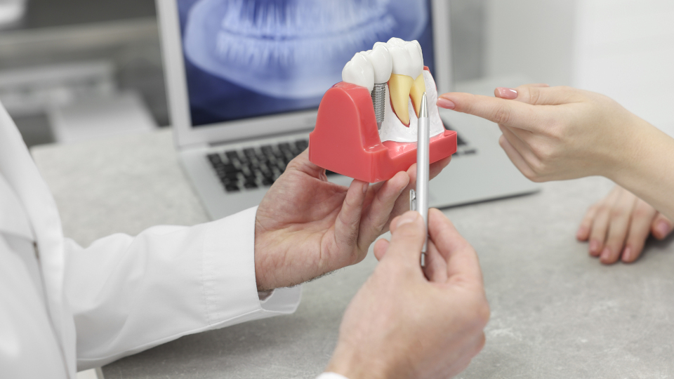 EIn Zahnarzt aus der Praxis Dr. Maderer in Regen berät einen Patienten: Lohnt sich Zahnersatz aus dem Ausland?