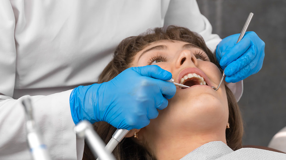 Frau bekommt professionelle Zahnreinigung beim Zahnarzt