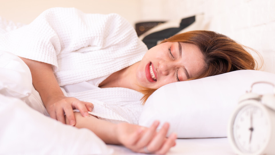 Eine Frau knirscht im Schlaf mit den Zähnen