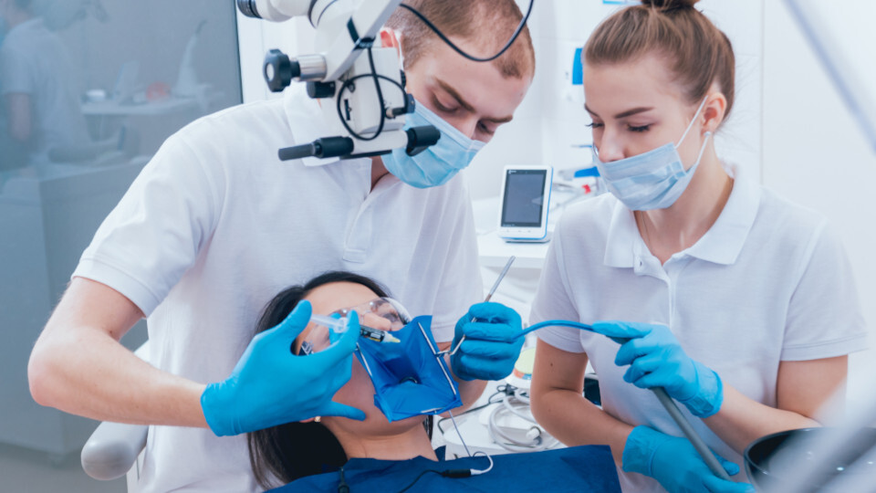Ein Zahnarzt führt eine Endodontie durch