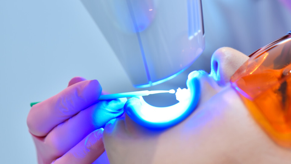 Eine Laserbehandlung beim Zahnarzt