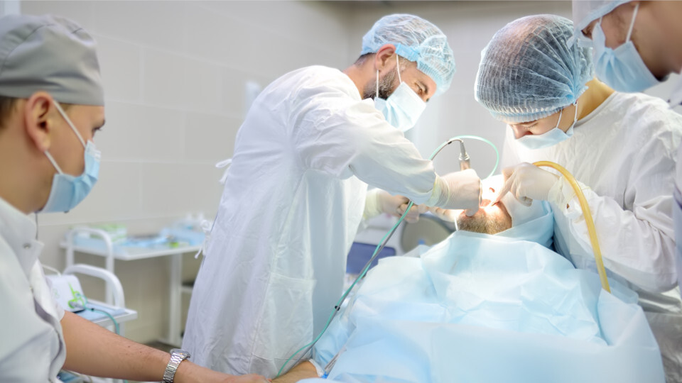 Eine oralchirurgische Behandlung beim Zahnarzt
