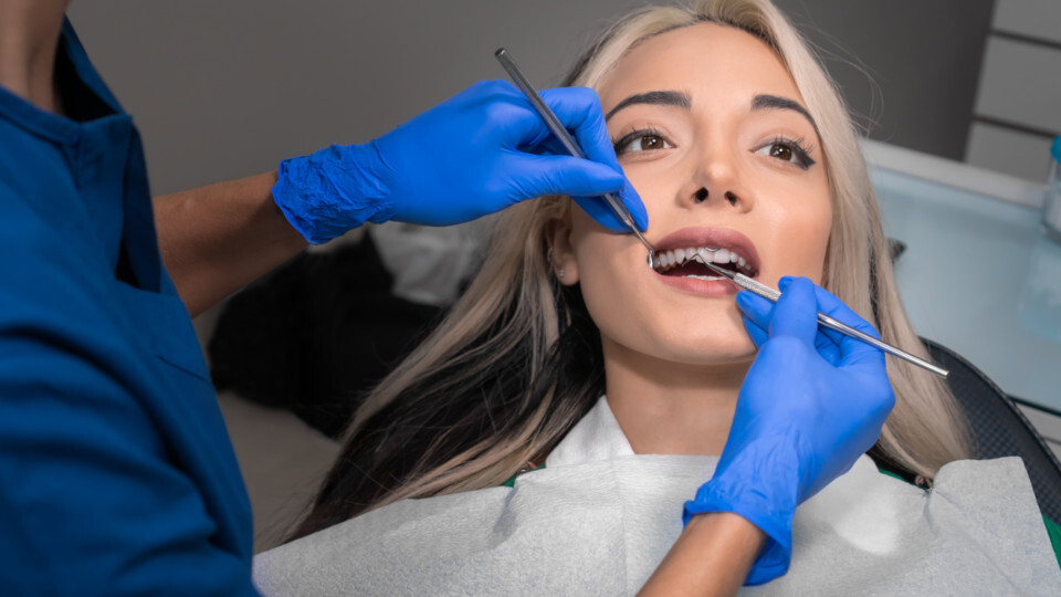 Eine Frau bekommt eine Parodontitis Behandlung