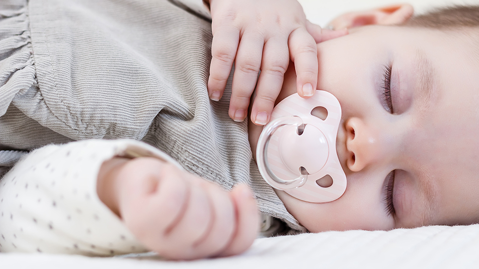 Schlafendes Baby mit Schnuller