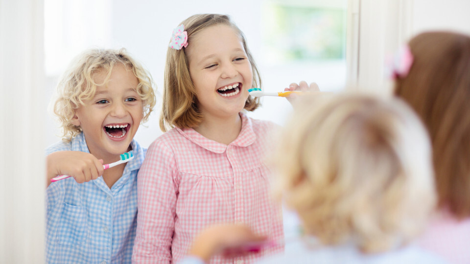 Lachende Kinder bei der Zahnpflege