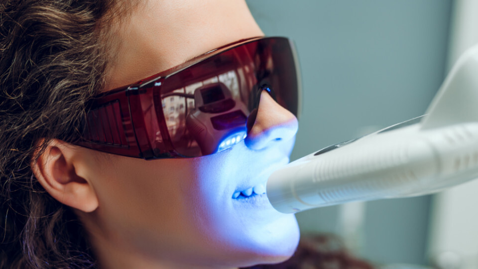 Eine Frau bekommt ein Bleaching beim Zahnarzt