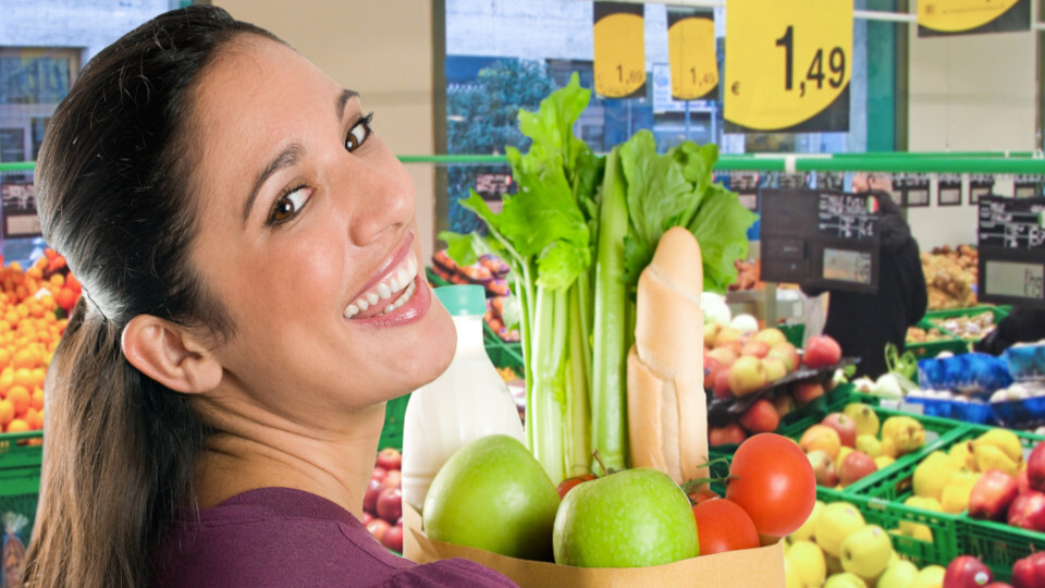 Eine Frau mit einer Tüte gesunder Lebesnmittel